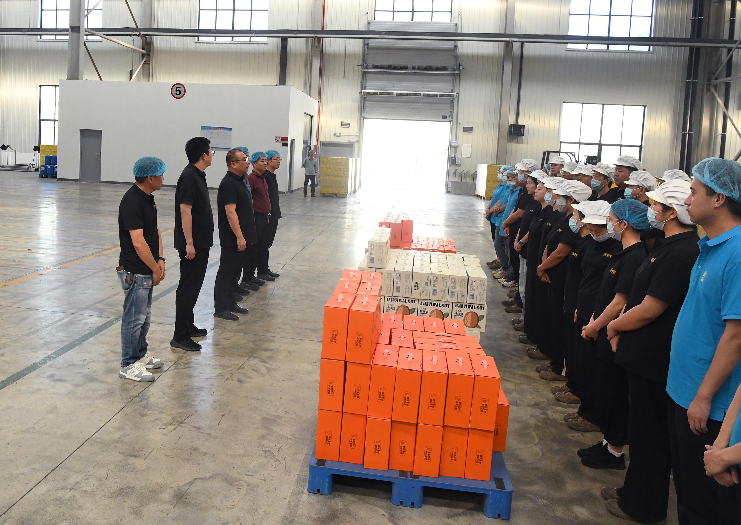 商洛市城投公司开展“夏日送清凉”慰问活动